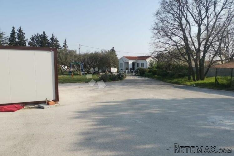 Kuća s velikim terenom i dodatnim građevinskim zemljištem uz - 2