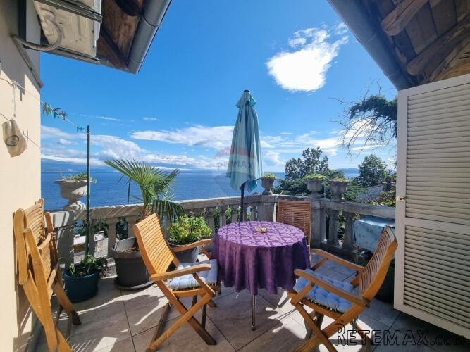 OPATIJA- stan 3S+DB u vili, 100 m od mora, parking, balkon,