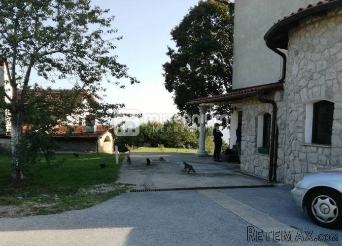 Rijeka, Rešetari, imanje s 2 kuće na terenu od 9.000m2
