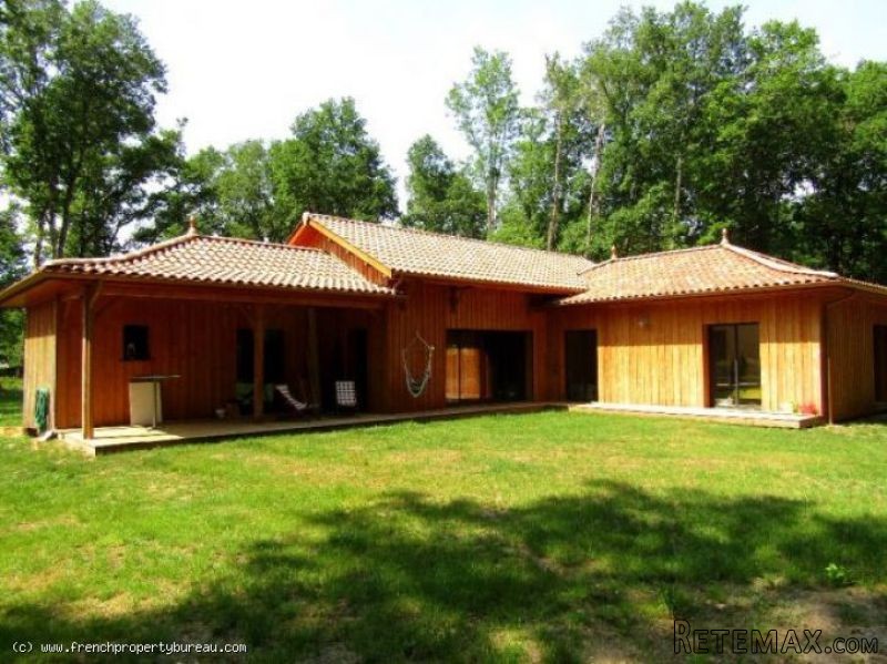Beautiful wooden house near Medoc..