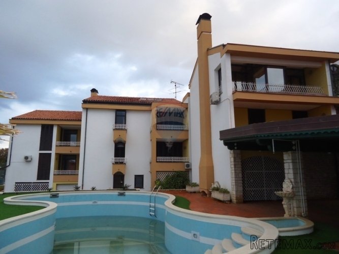Stambeno poslovna apartmanska kuća 500 m od mora