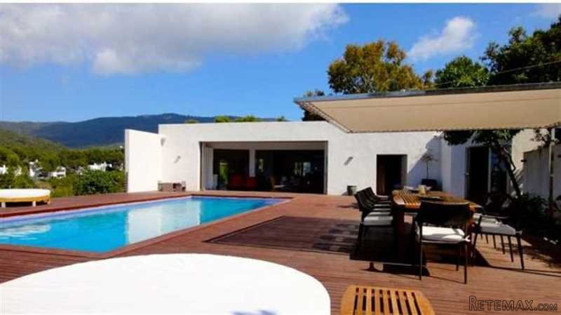 Modern- style villa close to the beach