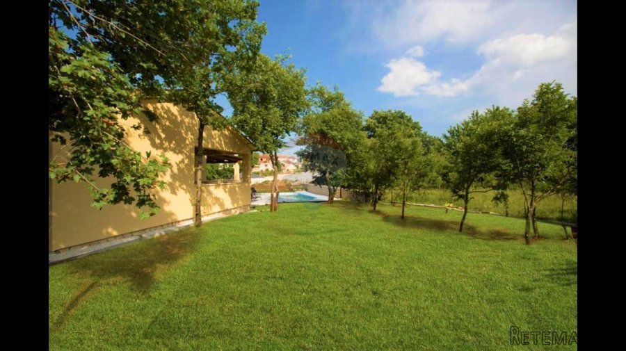 Istra,Kanfanar-2km-medena prizemnica na 880m2 okućnice - 9