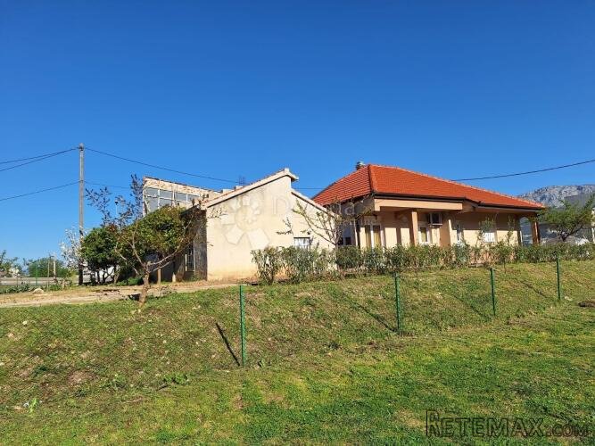 Prodaje se samostojeća kuća s okućnicom i poslovnim potencij - 3