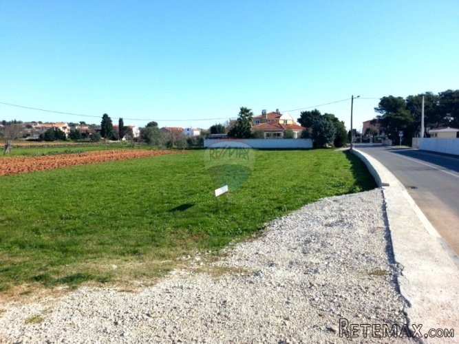 Istra-Građevinsko zemljište u naselju blizu mora