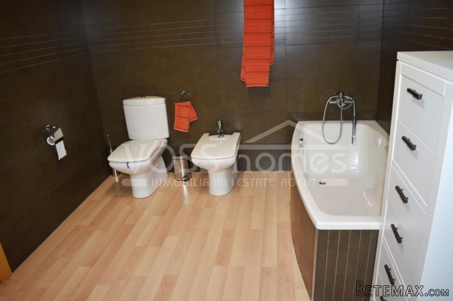 A traditional 2 bedroom (could be 4 or 5), 2.5 bathroom.. - 18