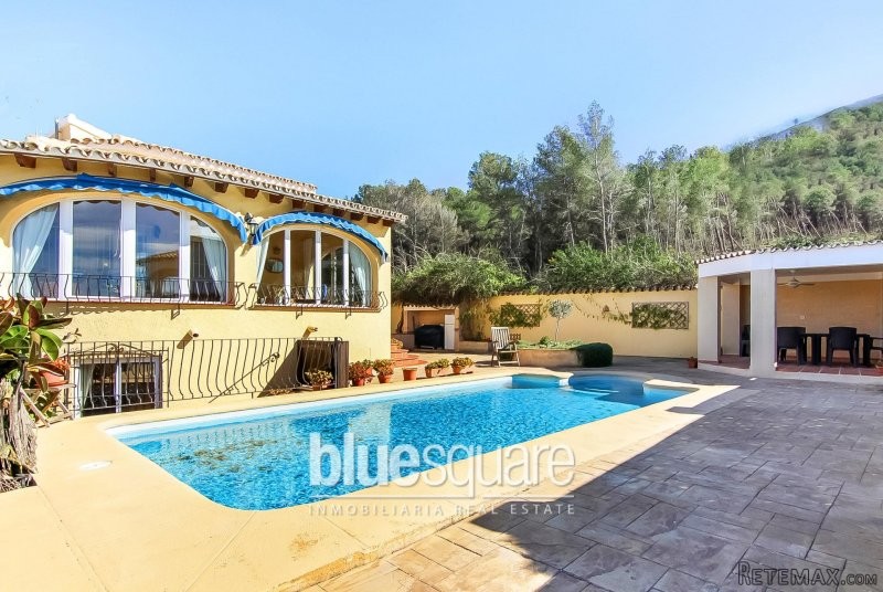 5-Bedroom villa with separate apartment..