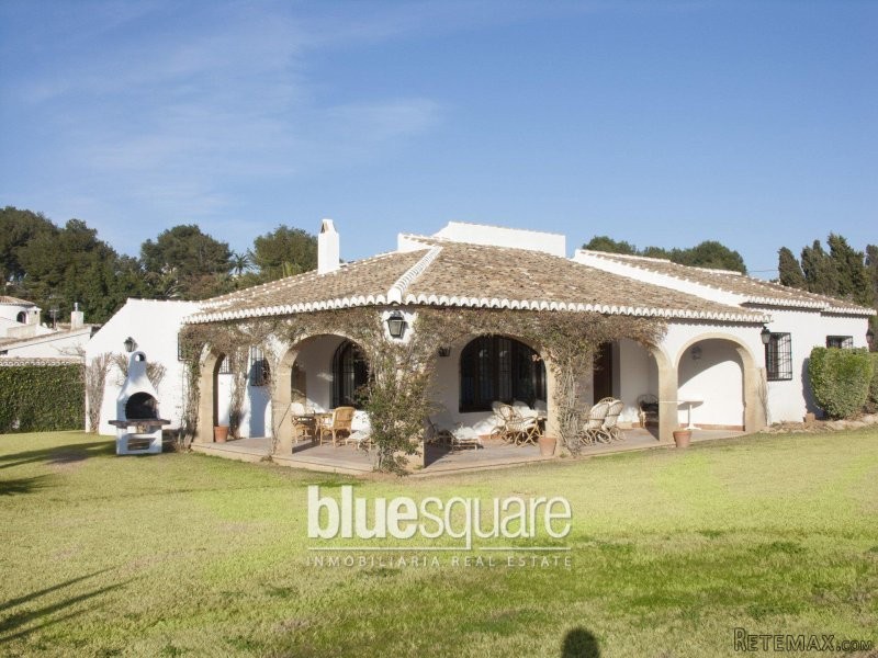 5 bedroom villa on large flat plot in..