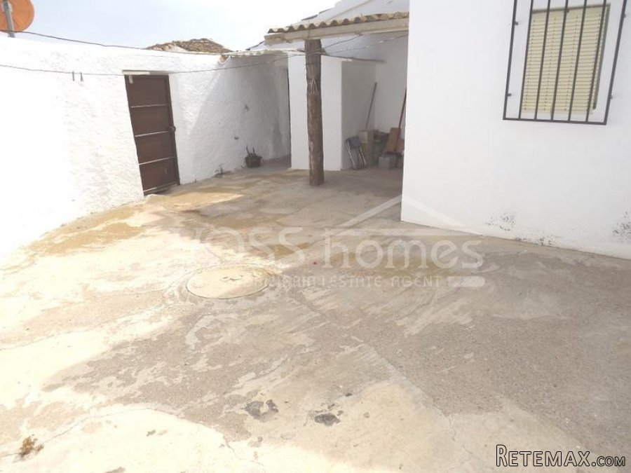 ABSOLUTE BARGAIN......A semi detached (but totally private).. - 10