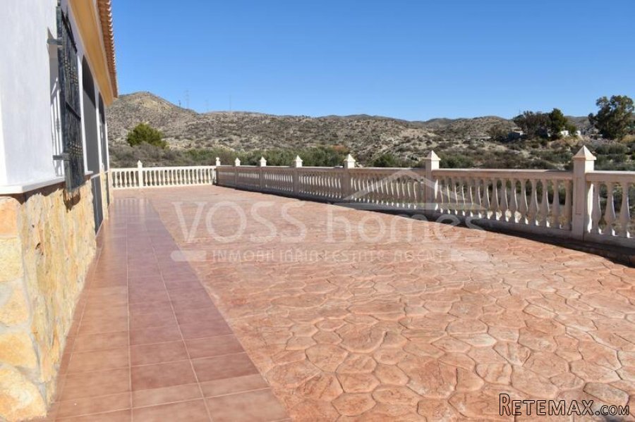 A spacious 3 bed, 2 bath country villa with H&C air con.. - 2