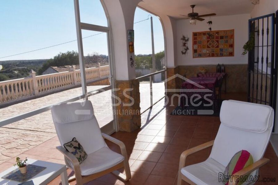A spacious 3 bed, 2 bath country villa with H&C air con.. - 4