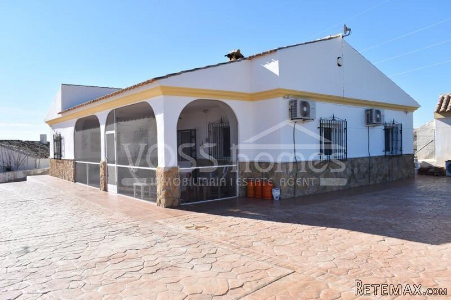 A spacious 3 bed, 2 bath country villa with H&C air con.. - 6