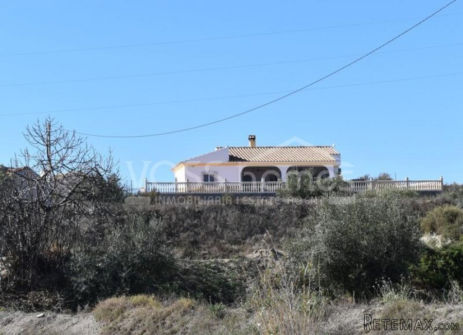 A spacious 3 bed, 2 bath country villa with H&C air con.. - 8
