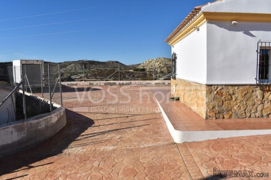 A spacious 3 bed, 2 bath country villa with H&C air con.. - 9