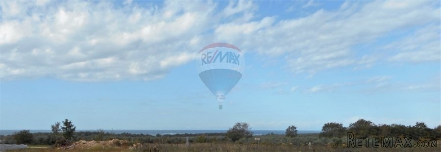 POREČ: 4km OD GRADA PRODAJE SE GRAĐEVINSKO ZEMLJIŠTE SA...