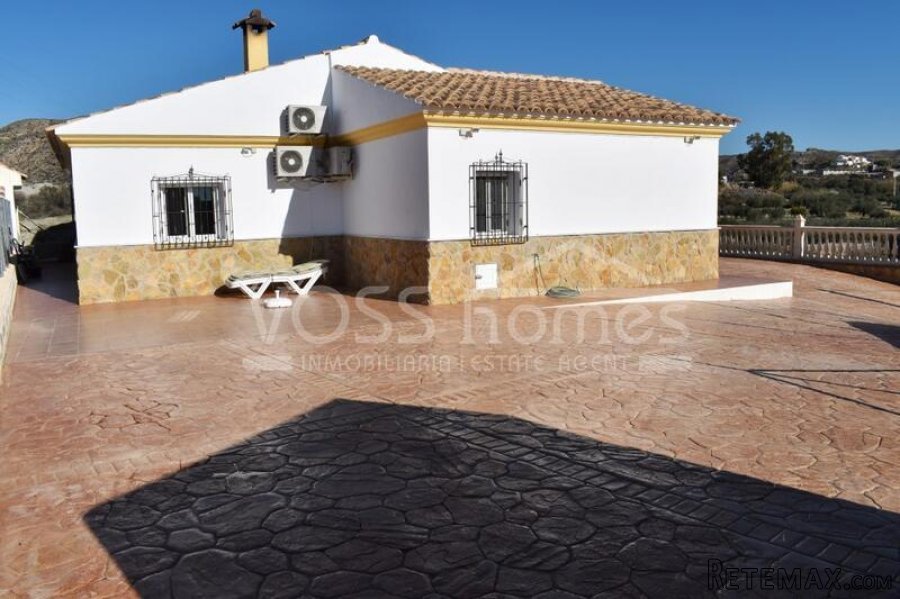 A spacious 3 bed, 2 bath country villa with H&C air con.. - 10