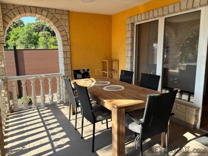 PRILIKA! Dvojna kuća s 2 apartmana, 800m od mora!