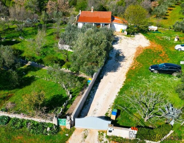 Rovinj,5km-prekrasna kućica u cvijeću na 1230m2 okućnice - 2