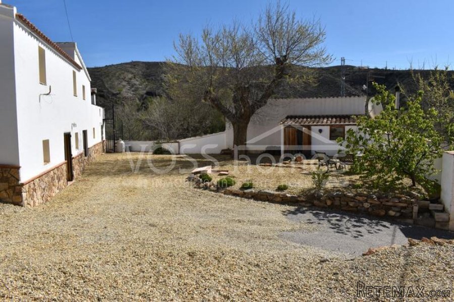 NEW & EXCLUSIVE TO VOSS HOMES - A beautifully & recently.. - 5