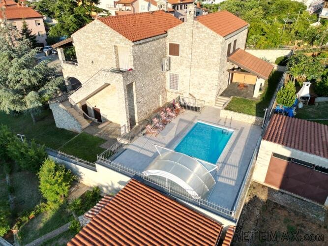 Istra,Pula,Vila sa dva stana 400 m do mora