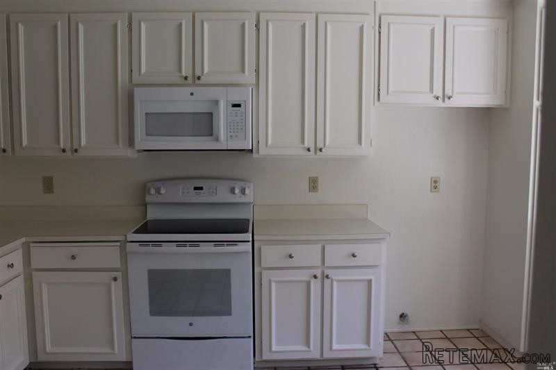 3 bedroom House For Sale: 1016 Susan.. - 2