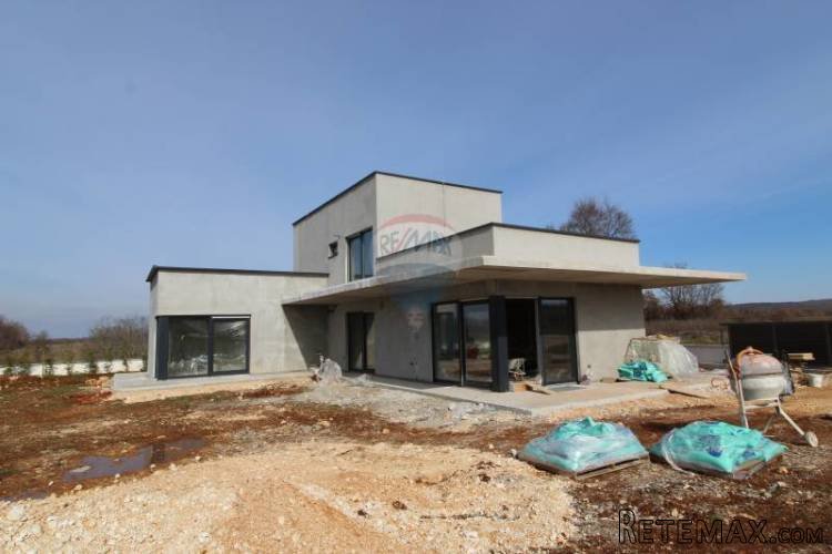 Moderna vila sa bazenom u izgradnji