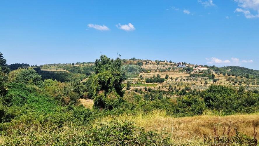 Istra,Momjan-Građevinsko zemljište s ruševinom