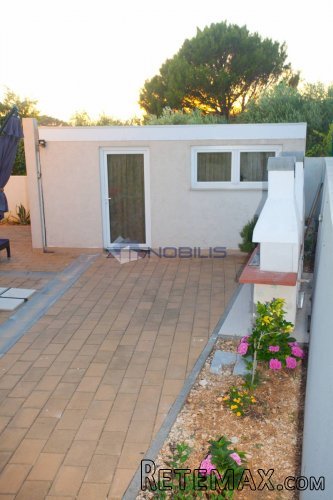 Rab, Banjol - kuća sa 6 apartmana i bazenom, okućnica 865m2 - 2