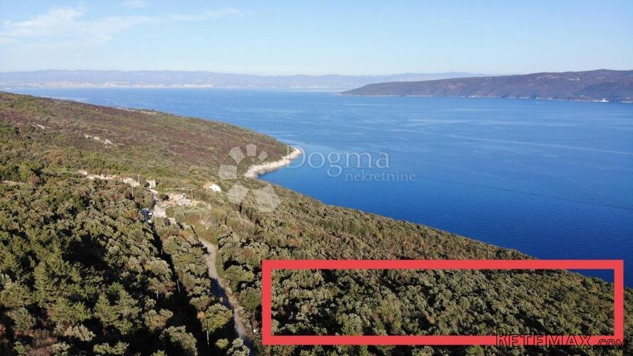 PROSTRANO ZEMLJIŠTE S PRISTUPOM PLAŽI!