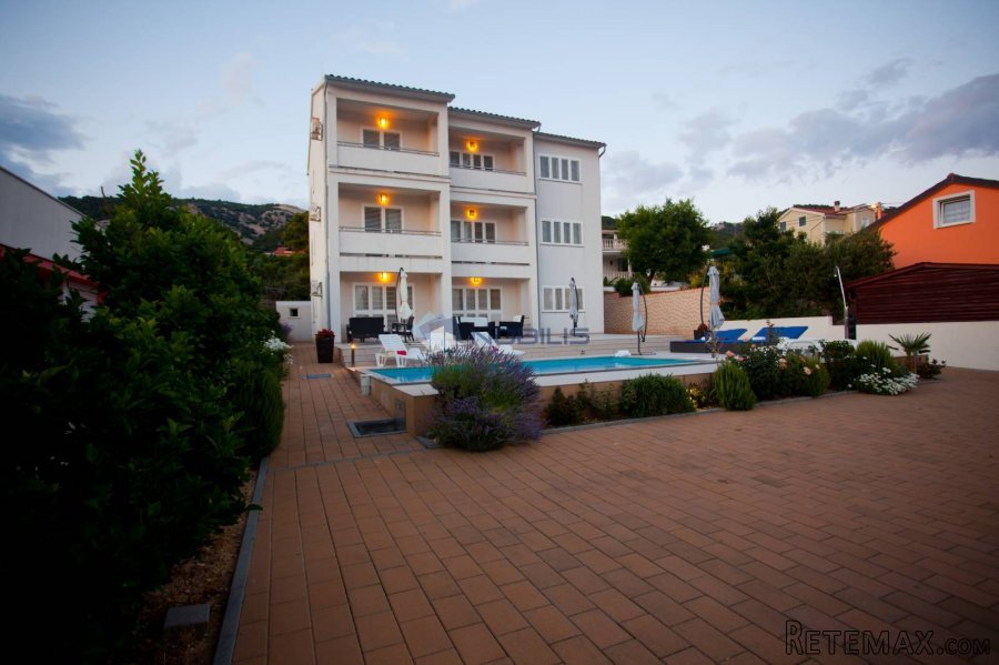 Rab, Banjol - kuća sa 6 apartmana i bazenom, okućnica 865m2 - 10