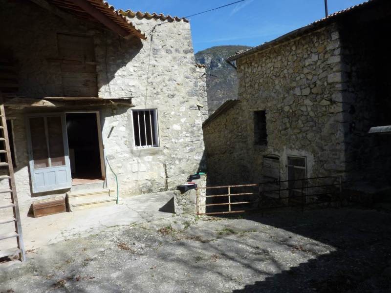 4 Bedroom Stone House Set On 16..