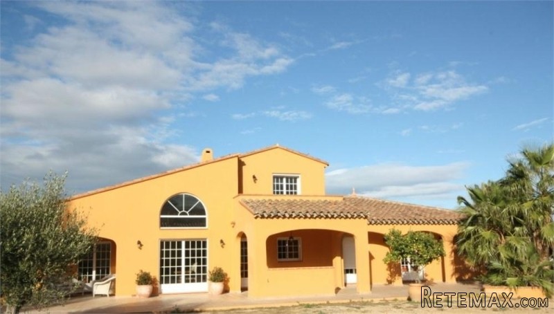 Stunning Villa With Lots Of Land..