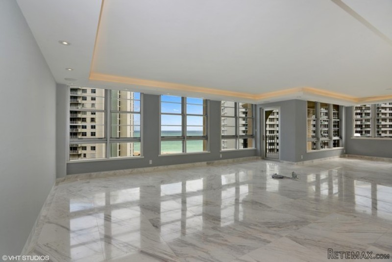 2 bedroom Flat For Sale: 5660 Collins.. - 2