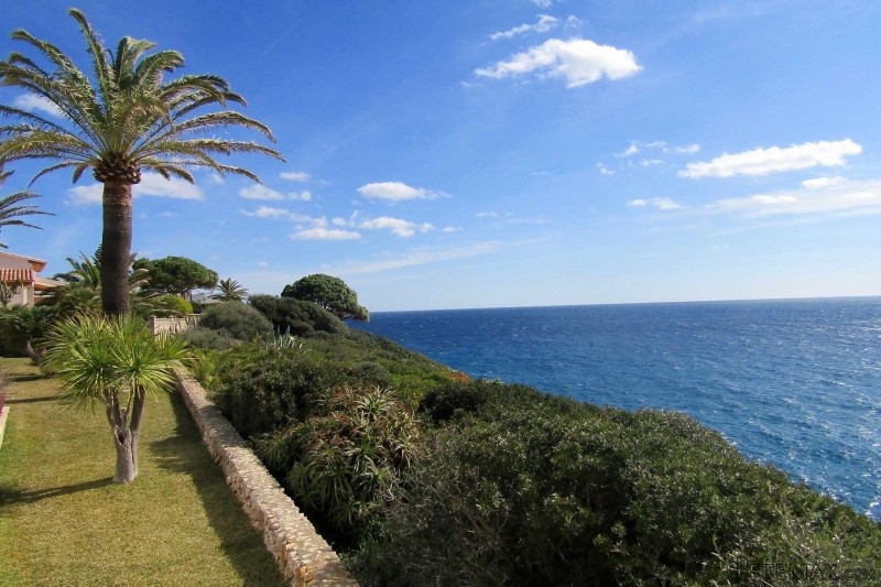 First line villa with breathtaking..