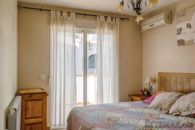 This two-storey semi-detached house with private pool is.. - 6