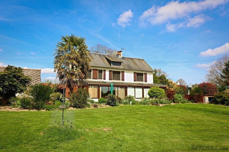 Main House, Guest Gite, Lake and Pool