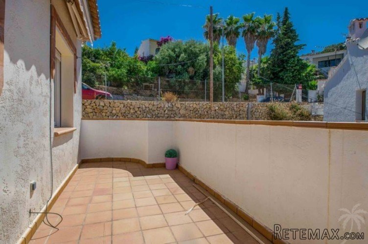 This two-storey semi-detached house with private pool is.. - 8