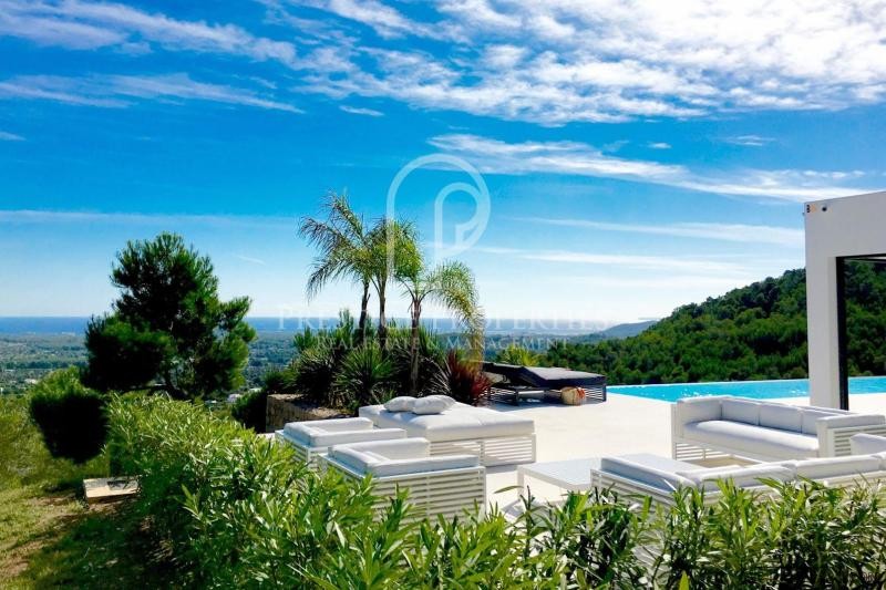 Modern villa with stunning views in the..