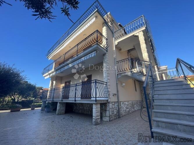 UMAG, PRVI RED, KUĆA S APARTMANIMA