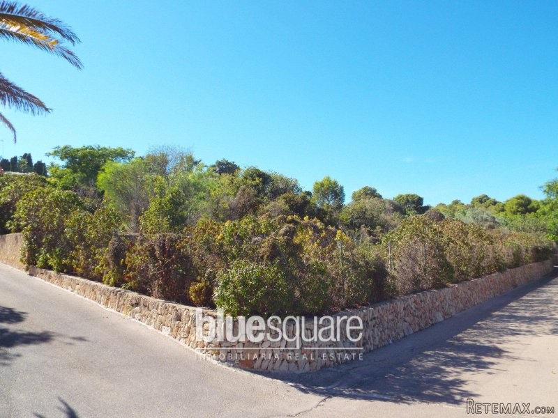 Superb building plot with seaview on..