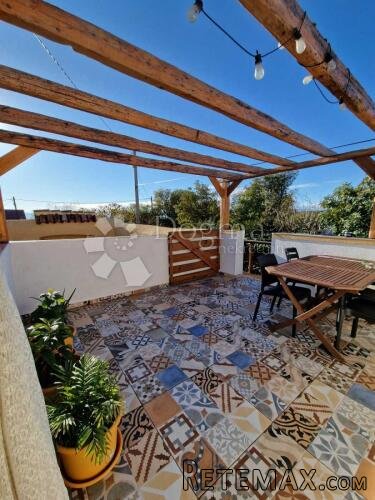KOSTRENA KUĆA SA 3 APARTMANA