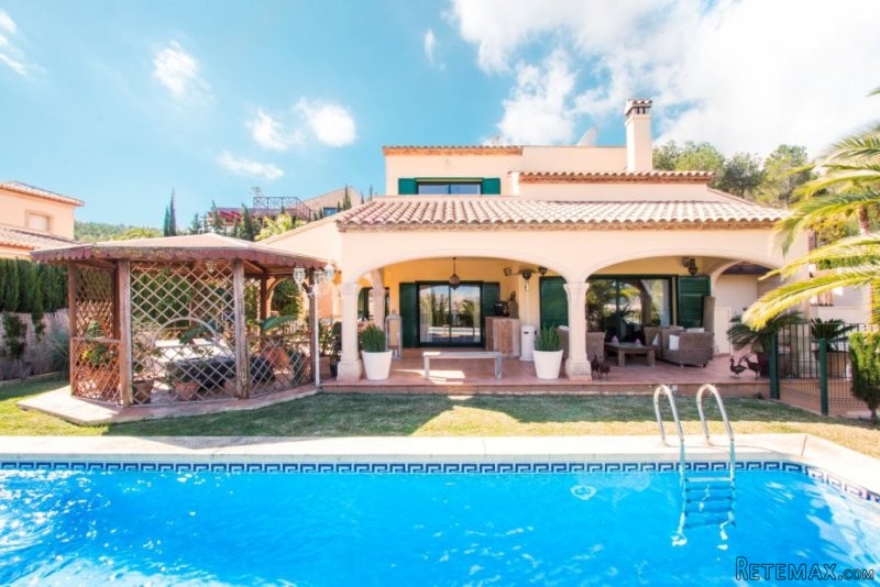 Spacious 4 bedroom villa in Javea