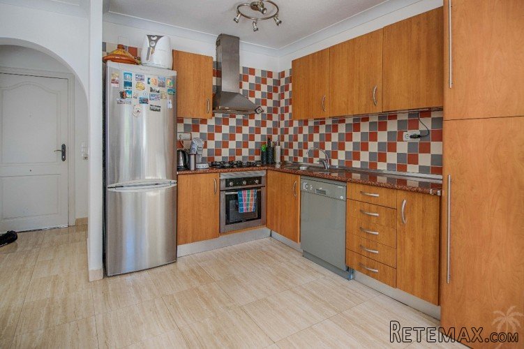 This townhouse is located in a quiet residential area in la.. - 8