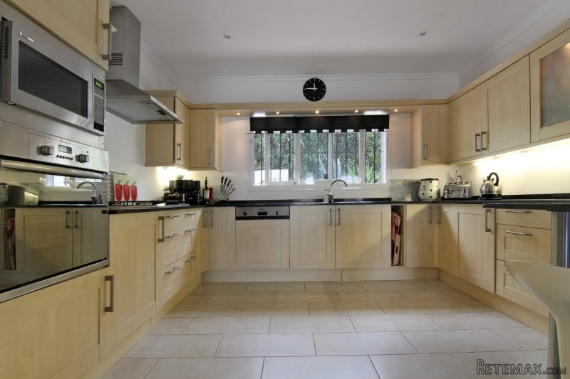Stunning villa within walking distance.. - 2