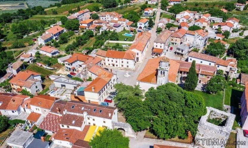 Prodaje se stara kamena kuca s zemljistem u mjestu Baraban.. - 2
