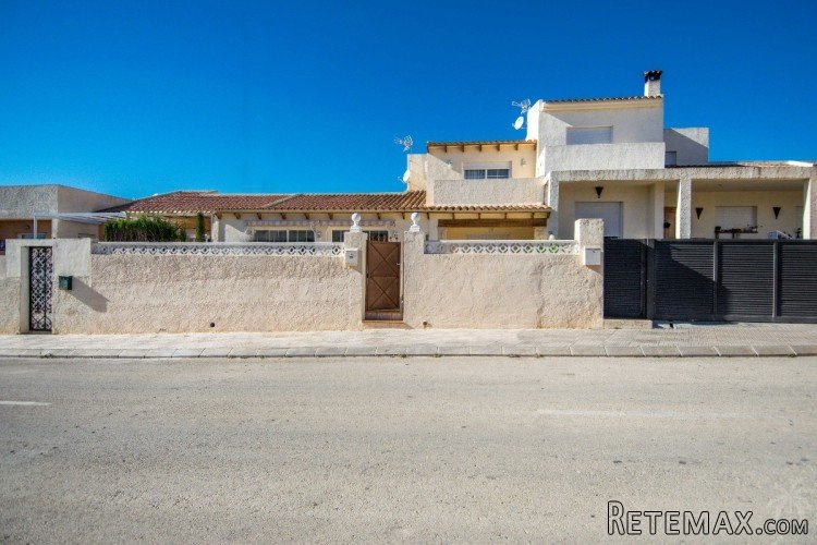 This cosy two-storey townhouse is located in a quiet.. - 2