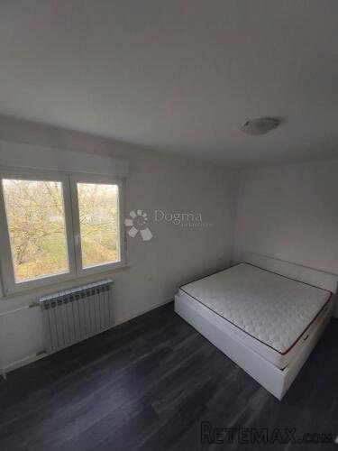 Kuća s dva stana i 8300 m² građevinskog zemljišta - 3