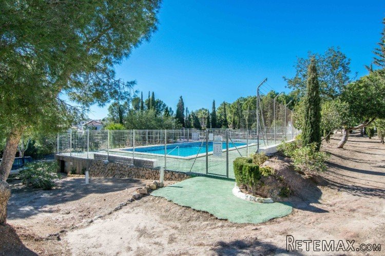 This cosy two-storey townhouse is located in a quiet.. - 4