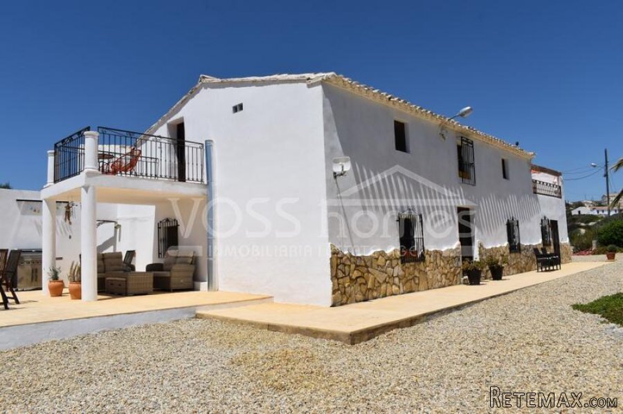 NEW & EXCLUSIVE LISTING FOR VOSS HOMES - A large.. - 7
