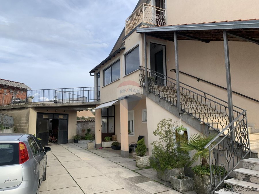 MATULJI kuća s dva stana u mirnoj ulici - 8